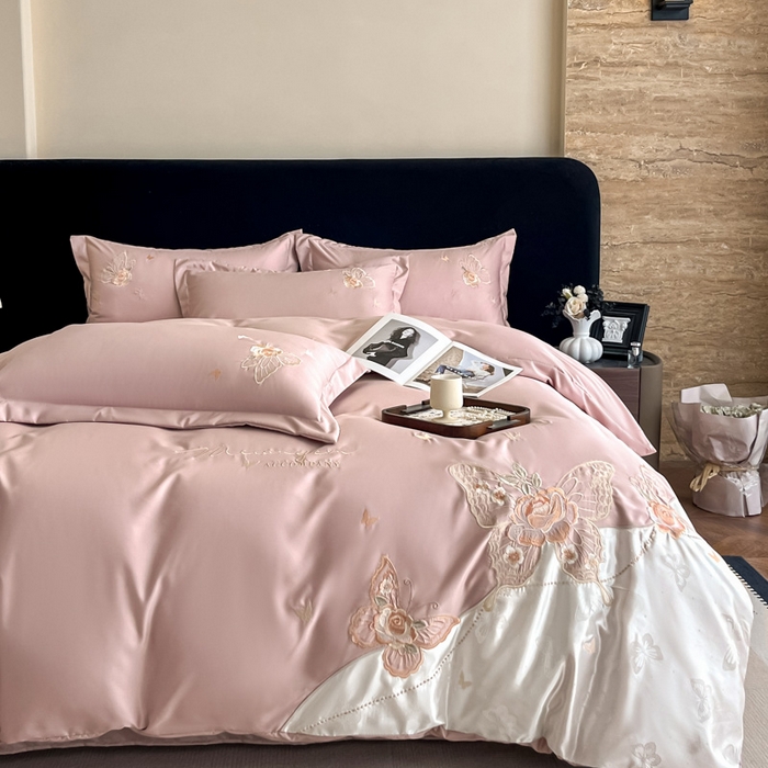 91家纺网 家纺一手货源 找家纺 金牛座家纺 2026新款细斜纹亮丝提花贴布绣重工刺绣四件套-潘妮系列 潘妮-浅豆沙