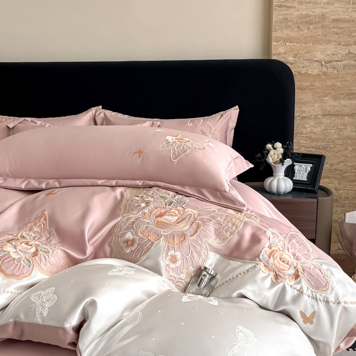 91家纺网 家纺一手货源 找家纺 金牛座家纺 2026新款细斜纹亮丝提花贴布绣重工刺绣四件套-潘妮系列 潘妮-浅豆沙