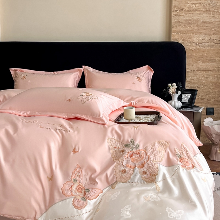 91家纺网 家纺一手货源 找家纺 金牛座家纺 2026新款细斜纹亮丝提花贴布绣重工刺绣四件套-潘妮系列 潘妮-嫩粉