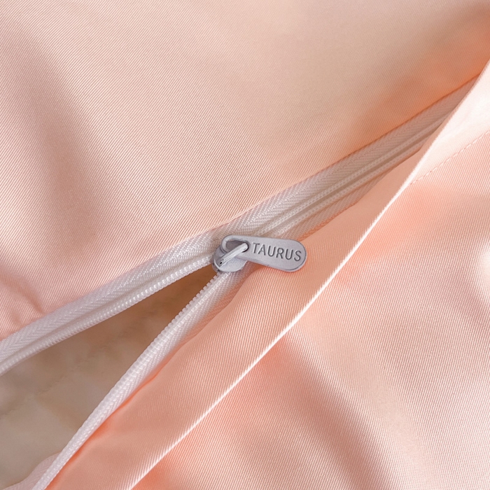 91家纺网 家纺一手货源 找家纺 金牛座家纺 2026新款细斜纹亮丝提花贴布绣重工刺绣四件套-潘妮系列 潘妮-嫩粉