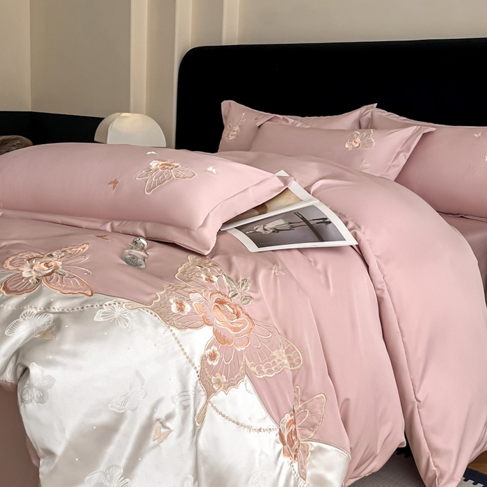 91家纺网 家纺一手货源 找家纺 金牛座家纺 2026新款细斜纹亮丝提花贴布绣重工刺绣四件套-潘妮系列 潘妮-浅豆沙