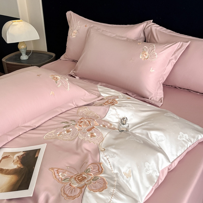 91家纺网 家纺一手货源 找家纺 金牛座家纺 2026新款细斜纹亮丝提花贴布绣重工刺绣四件套-潘妮系列 潘妮-浅豆沙