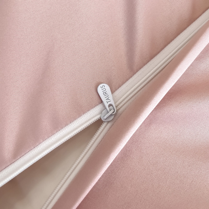 91家纺网 家纺一手货源 找家纺 金牛座家纺 2026新款细斜纹亮丝提花贴布绣重工刺绣四件套-潘妮系列 潘妮-浅豆沙