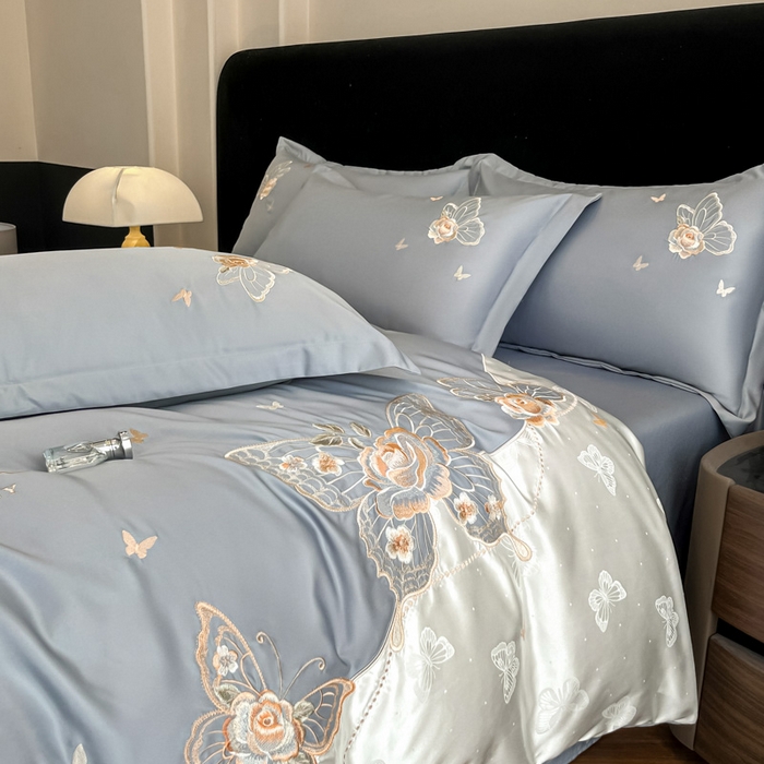 91家纺网 家纺一手货源 找家纺 金牛座家纺 2026新款细斜纹亮丝提花贴布绣重工刺绣四件套-潘妮系列 潘妮-灰