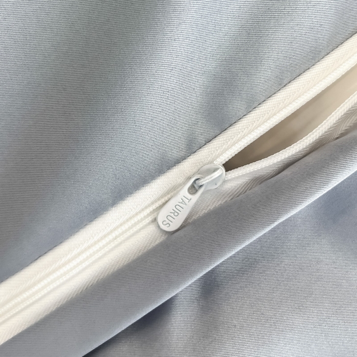 91家纺网 家纺一手货源 找家纺 金牛座家纺 2026新款细斜纹亮丝提花贴布绣重工刺绣四件套-潘妮系列 潘妮-灰