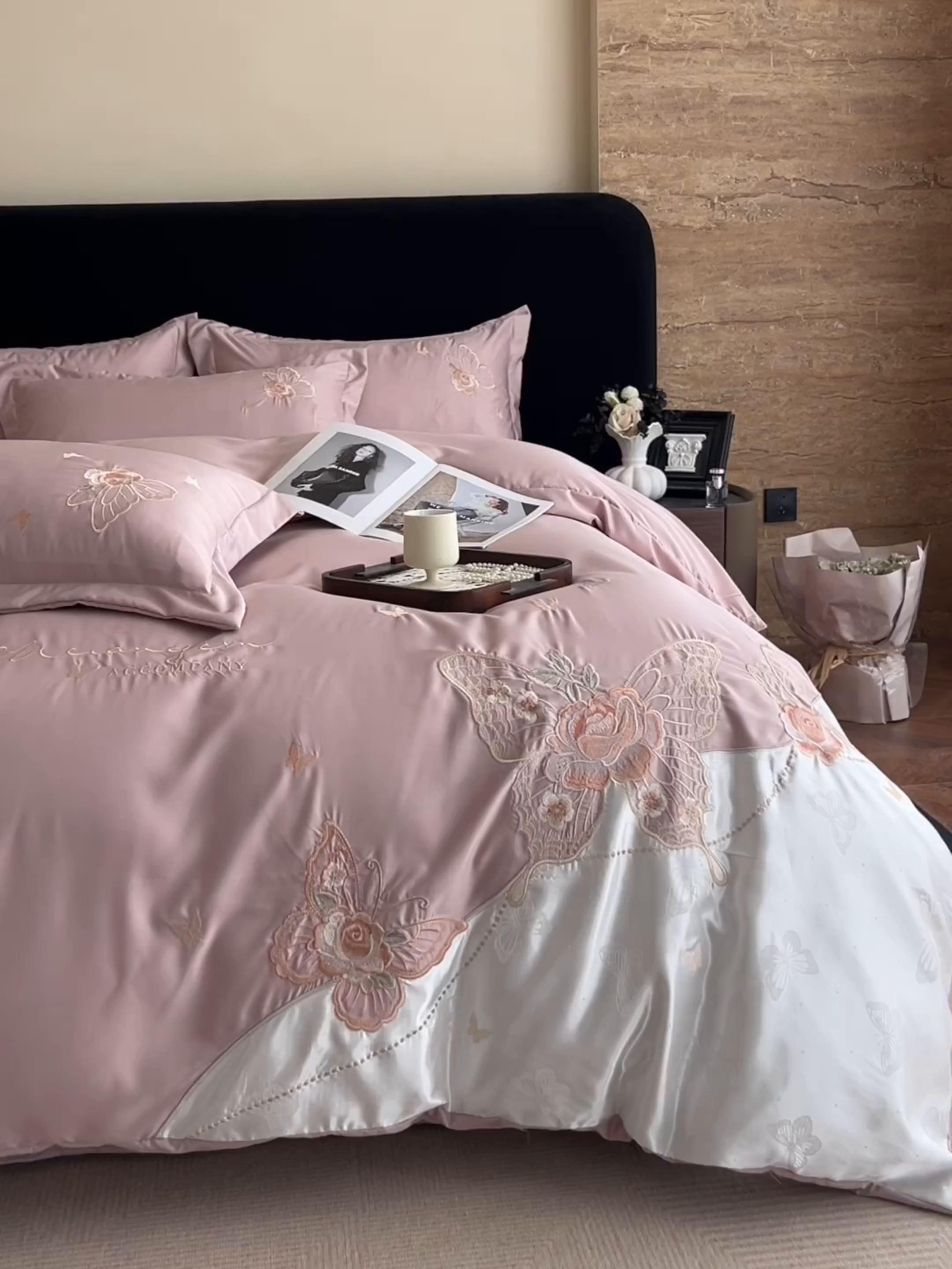 91家纺网 家纺一手货源 找家纺 金牛座家纺 2026新款细斜纹亮丝提花贴布绣重工刺绣四件套-潘妮系列 潘妮-浅豆沙