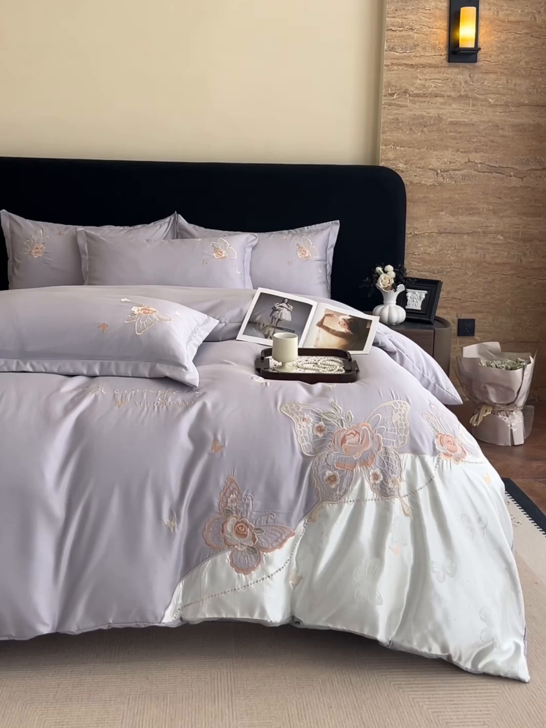 91家纺网 家纺一手货源 找家纺 金牛座家纺 2026新款细斜纹亮丝提花贴布绣重工刺绣四件套-潘妮系列 潘妮-浅紫