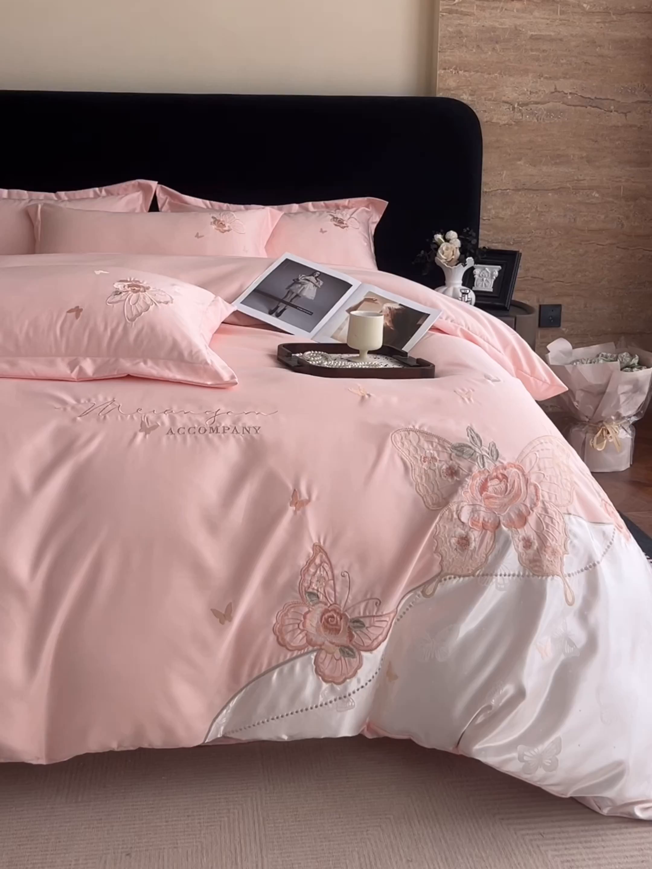 91家纺网 家纺一手货源 找家纺 金牛座家纺 2026新款细斜纹亮丝提花贴布绣重工刺绣四件套-潘妮系列 潘妮-嫩粉