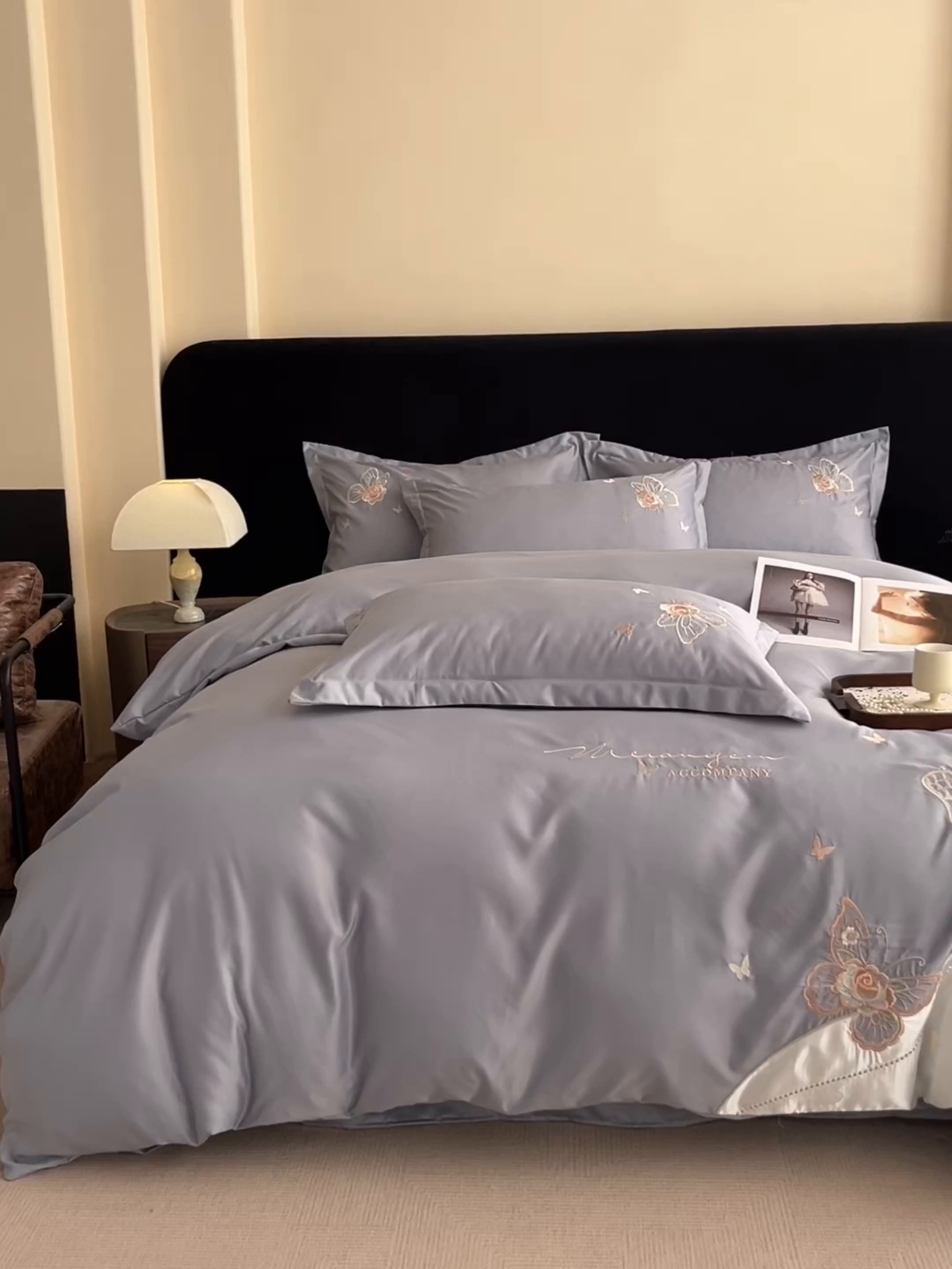 91家纺网 家纺一手货源 找家纺 金牛座家纺 2026新款细斜纹亮丝提花贴布绣重工刺绣四件套-潘妮系列 潘妮-灰