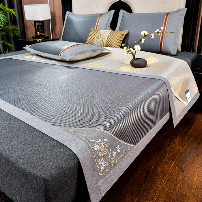 91家纺网 家纺一手货源 找家纺 小牛席业 2026新款对角绣冰藤双面席凉席席子 对角绣花-渐变冰藤墨绿