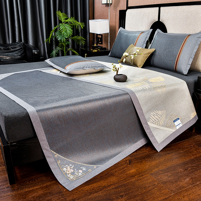 91家纺网 家纺一手货源 找家纺 小牛席业 2026新款对角绣冰藤双面席凉席席子 对角绣花-渐变冰藤墨绿