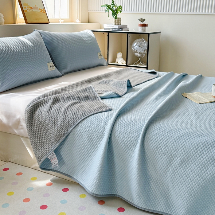 91家纺网 家纺一手货源 找家纺 恋佳居 2026新款简约A类云涧冰格凉感丝竹纤维夏凉毯毯子午睡毯 云涧冰格-涧水蓝