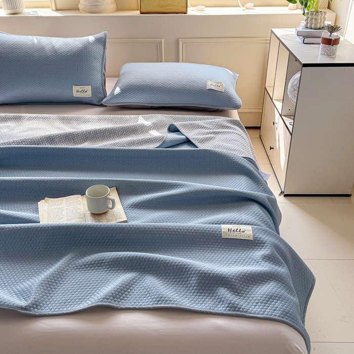 91家纺网 家纺一手货源 找家纺 恋佳居 2026新款简约A类云涧冰格凉感丝竹纤维夏凉毯毯子午睡毯 云涧冰格-云雾蓝