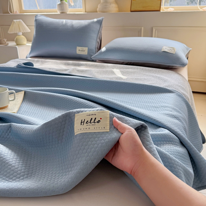 91家纺网 家纺一手货源 找家纺 恋佳居 2026新款简约A类云涧冰格凉感丝竹纤维夏凉毯毯子午睡毯 云涧冰格-云雾蓝