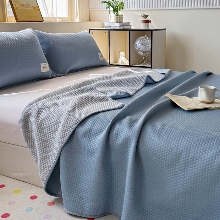 91家纺网 家纺一手货源 找家纺 恋佳居 2026新款简约A类云涧冰格凉感丝竹纤维夏凉毯毯子午睡毯 云涧冰格-云雾蓝