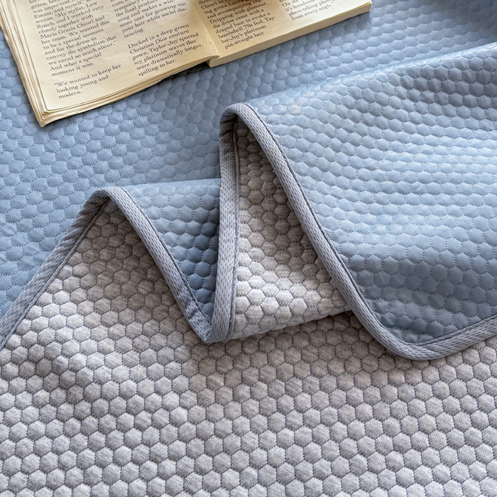 91家纺网 家纺一手货源 找家纺 恋佳居 2026新款简约A类云涧冰格凉感丝竹纤维夏凉毯毯子午睡毯 云涧冰格-云雾蓝