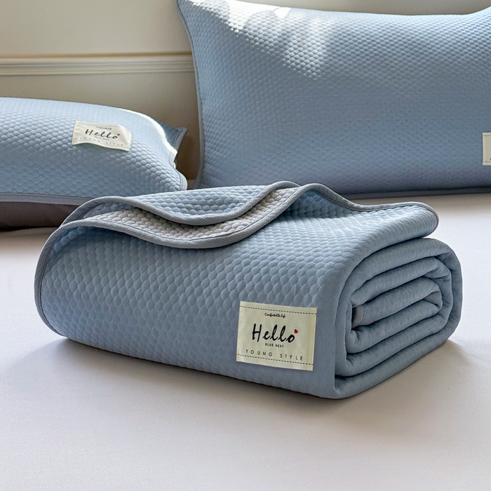 91家纺网 家纺一手货源 找家纺 恋佳居 2026新款简约A类云涧冰格凉感丝竹纤维夏凉毯毯子午睡毯 云涧冰格-云雾蓝