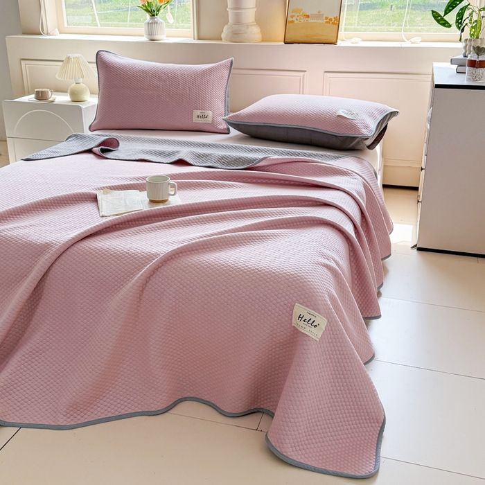 91家纺网 家纺一手货源 找家纺 恋佳居 2026新款简约A类云涧冰格凉感丝竹纤维夏凉毯毯子午睡毯 云涧冰格-樱雾粉