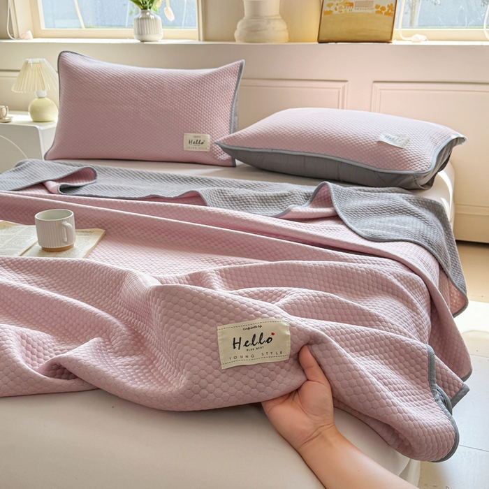 91家纺网 家纺一手货源 找家纺 恋佳居 2026新款简约A类云涧冰格凉感丝竹纤维夏凉毯毯子午睡毯 云涧冰格-樱雾粉