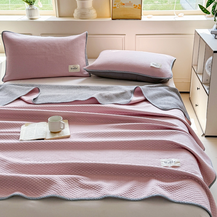 91家纺网 家纺一手货源 找家纺 恋佳居 2026新款简约A类云涧冰格凉感丝竹纤维夏凉毯毯子午睡毯 云涧冰格-樱雾粉