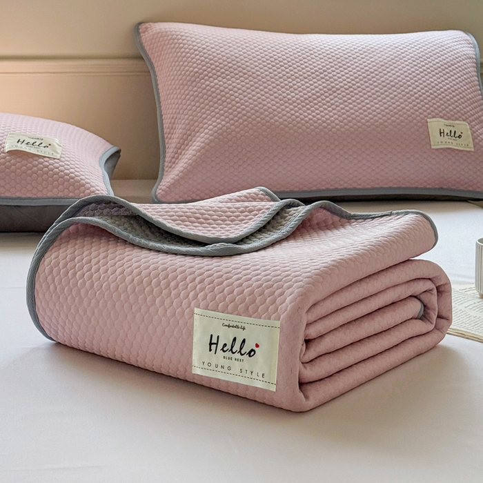 91家纺网 家纺一手货源 找家纺 恋佳居 2026新款简约A类云涧冰格凉感丝竹纤维夏凉毯毯子午睡毯 云涧冰格-樱雾粉