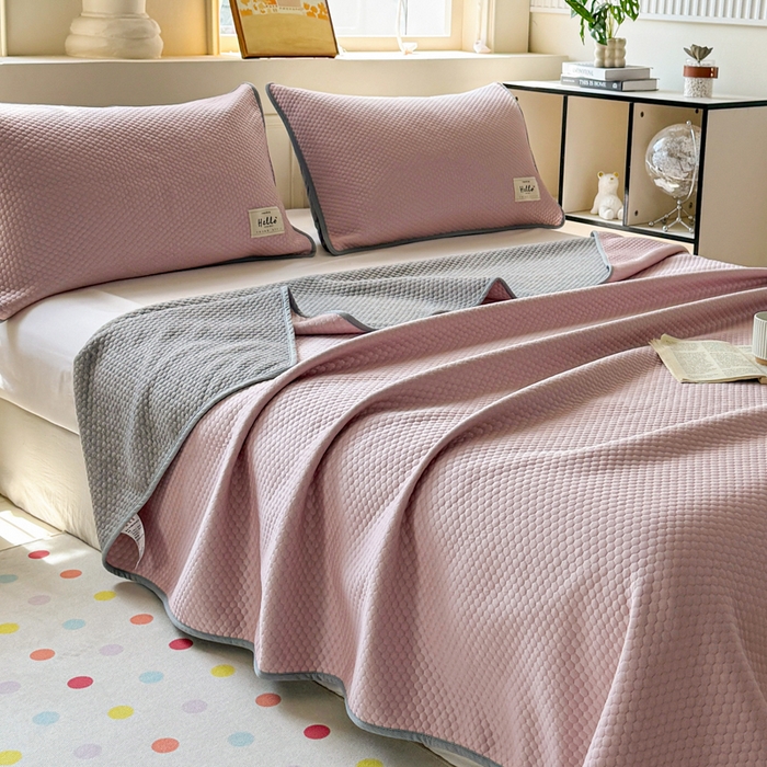 91家纺网 家纺一手货源 找家纺 恋佳居 2026新款简约A类云涧冰格凉感丝竹纤维夏凉毯毯子午睡毯 云涧冰格-樱雾粉