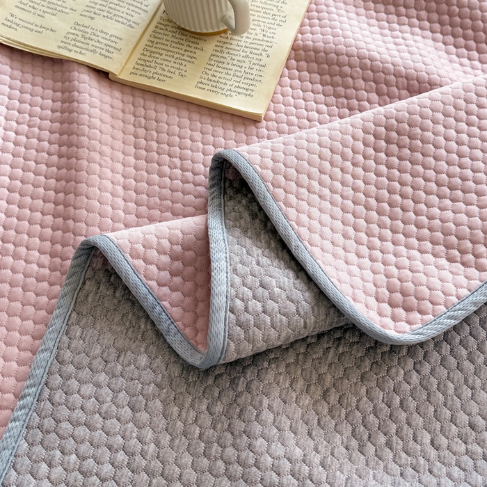 91家纺网 家纺一手货源 找家纺 恋佳居 2026新款简约A类云涧冰格凉感丝竹纤维夏凉毯毯子午睡毯 云涧冰格-樱雾粉