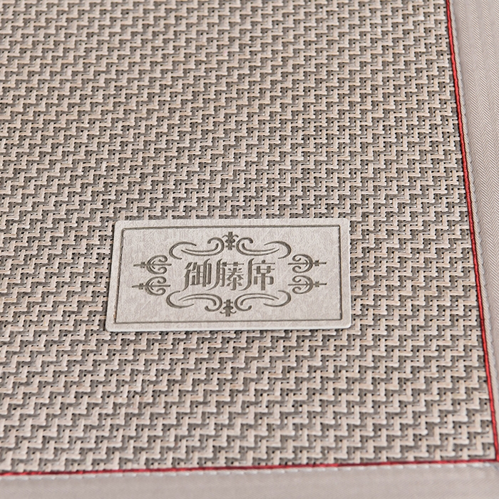 91家纺网 家纺一手货源 找家纺 小牛席业 2026新款加厚古藤席经典皮革标凉席席子 加厚古藤席-经典皮革标（浅灰）