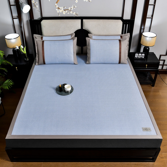 91家纺网 家纺一手货源 找家纺 小牛席业 2026新款加厚古藤席经典皮革标凉席席子 加厚古藤席-经典皮革标（浅蓝）