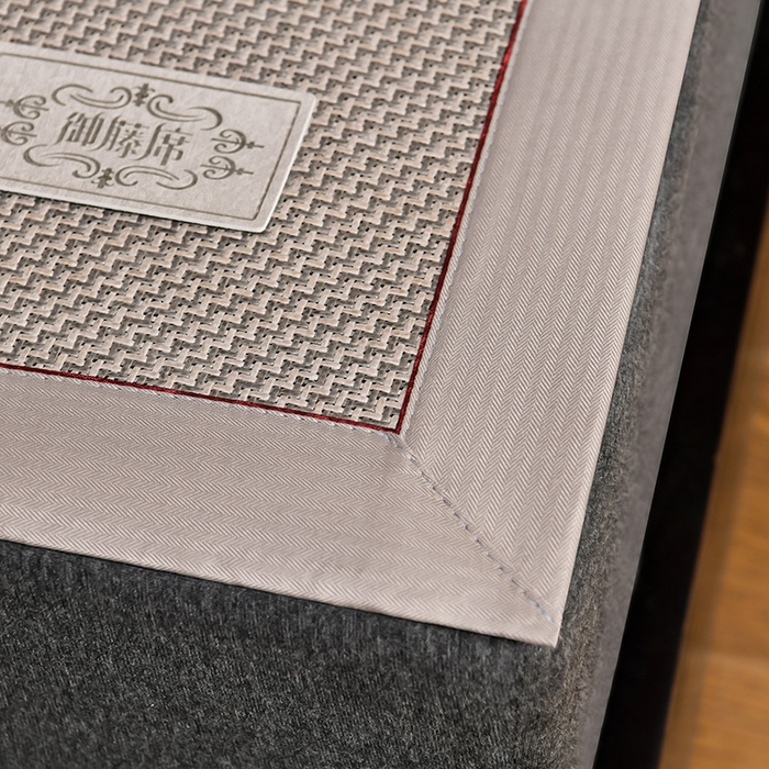 91家纺网 家纺一手货源 找家纺 小牛席业 2026新款加厚古藤席经典皮革标凉席席子 加厚古藤席-经典皮革标（浅灰）