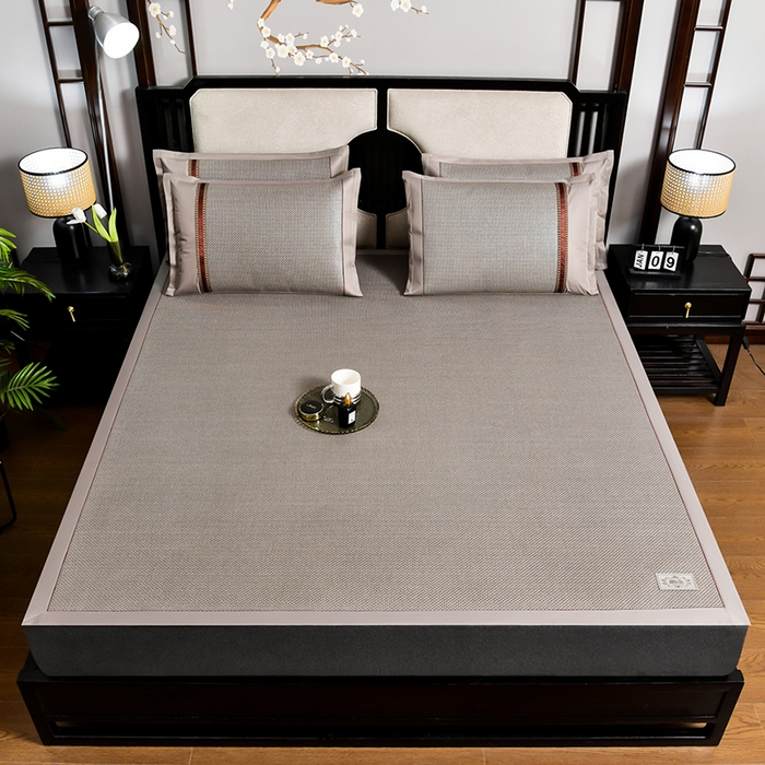 91家纺网 家纺一手货源 找家纺 小牛席业 2026新款加厚古藤席经典皮革标凉席席子 加厚古藤席-经典皮革标（浅灰）