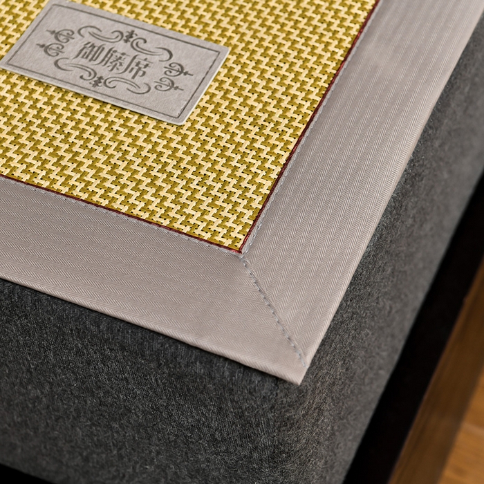 91家纺网 家纺一手货源 找家纺 小牛席业 2026新款加厚古藤席经典皮革标凉席席子 加厚藤席-经典皮革标（古黄）