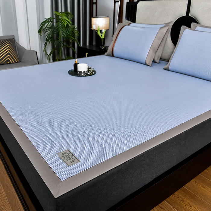 91家纺网 家纺一手货源 找家纺 小牛席业 2026新款加厚古藤席经典皮革标凉席席子 加厚古藤席-经典皮革标（浅蓝）