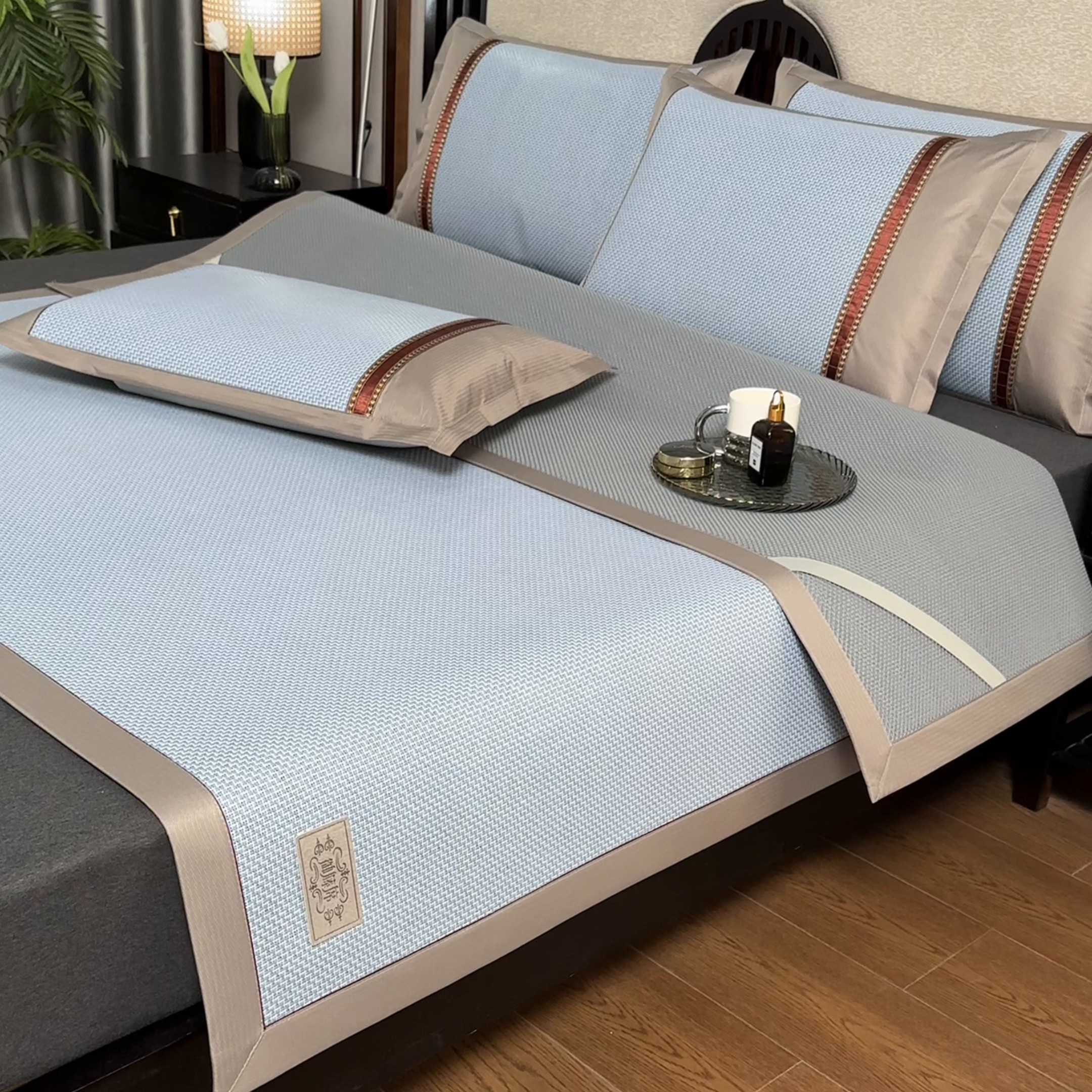 91家纺网 家纺一手货源 找家纺 小牛席业 2026新款加厚古藤席经典皮革标凉席席子 加厚古藤席-经典皮革标（浅蓝）