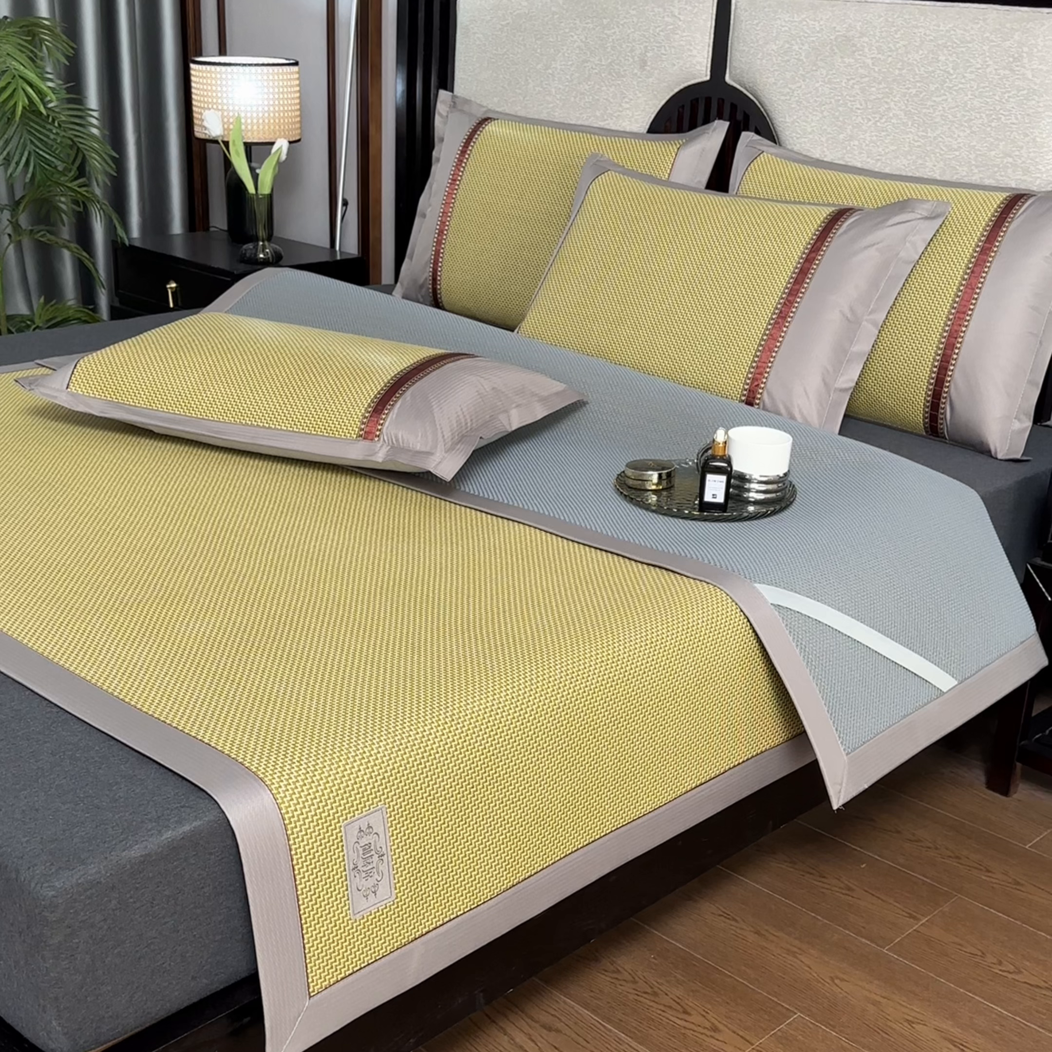 91家纺网 家纺一手货源 找家纺 小牛席业 2026新款加厚古藤席经典皮革标凉席席子 加厚藤席-经典皮革标（古黄）