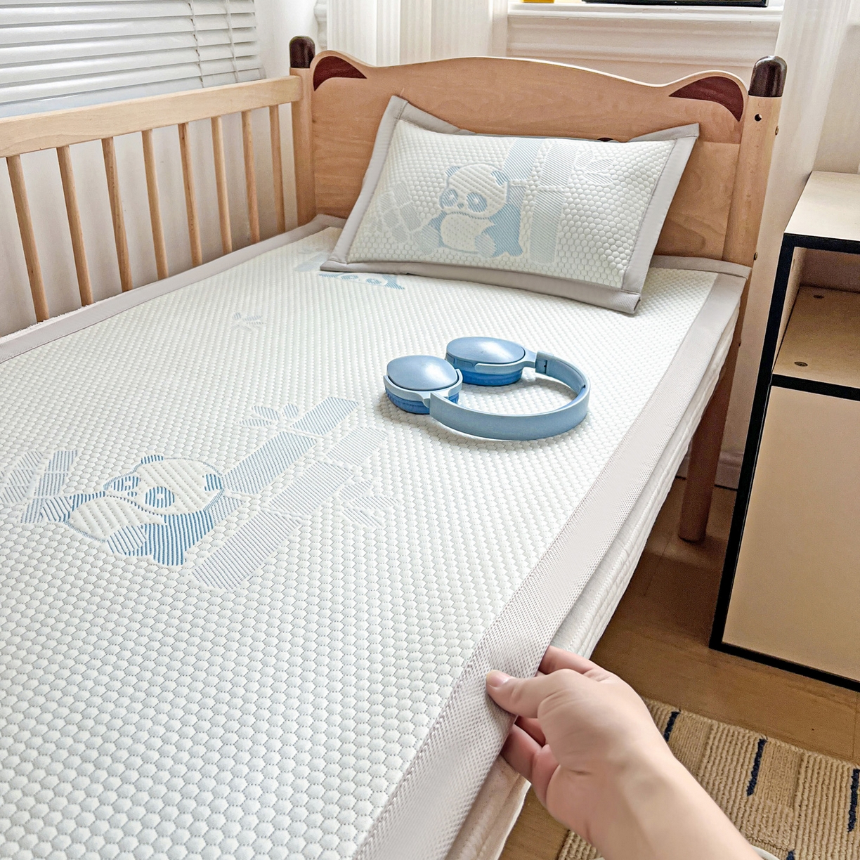 91家纺网 家纺一手货源 找家纺 富馨莱 2026年新款儿童幼儿园豆豆席凉席席子支持一件定制 熊猫嘟嘟-蓝