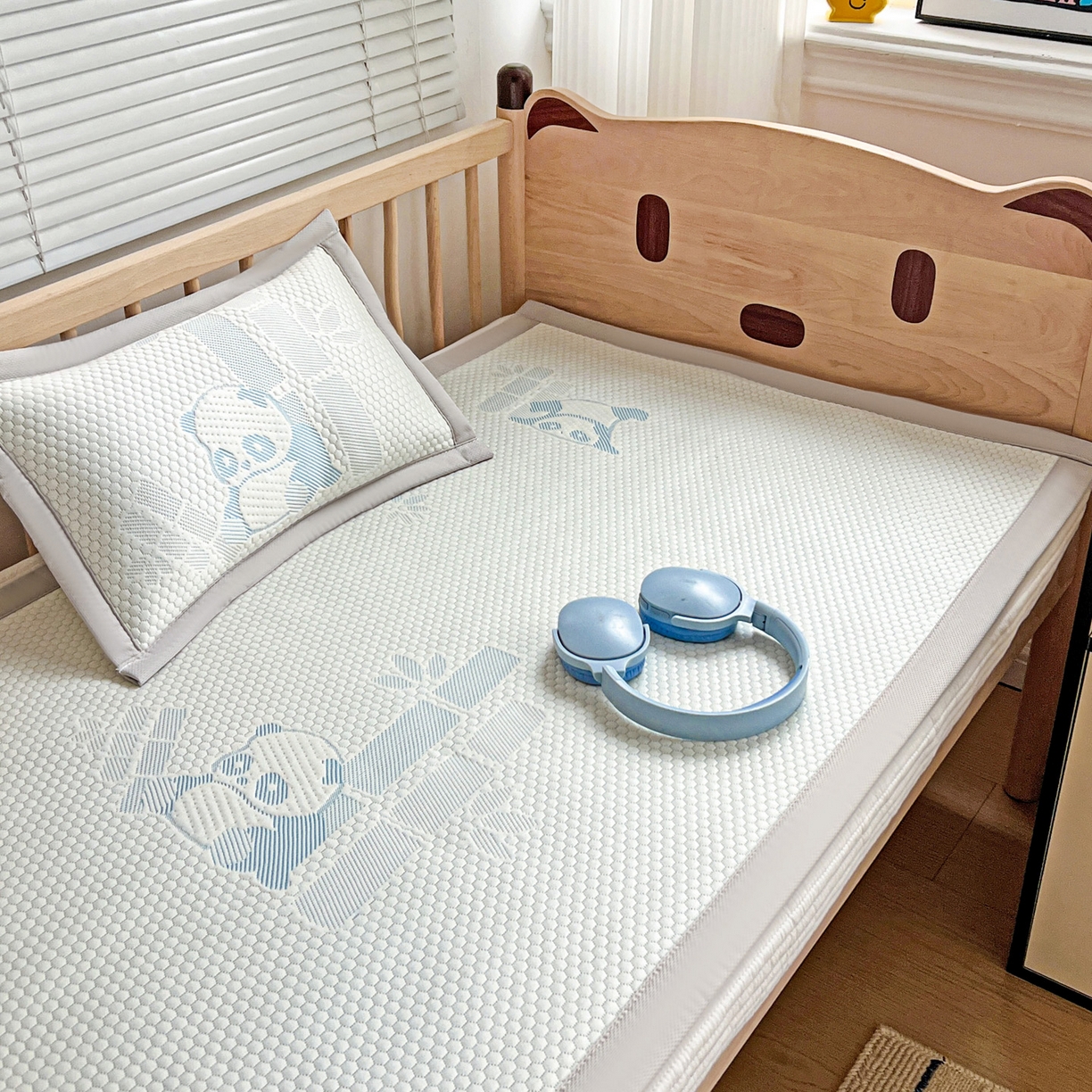 91家纺网 家纺一手货源 找家纺 富馨莱 2026年新款儿童幼儿园豆豆席凉席席子支持一件定制 熊猫嘟嘟-蓝