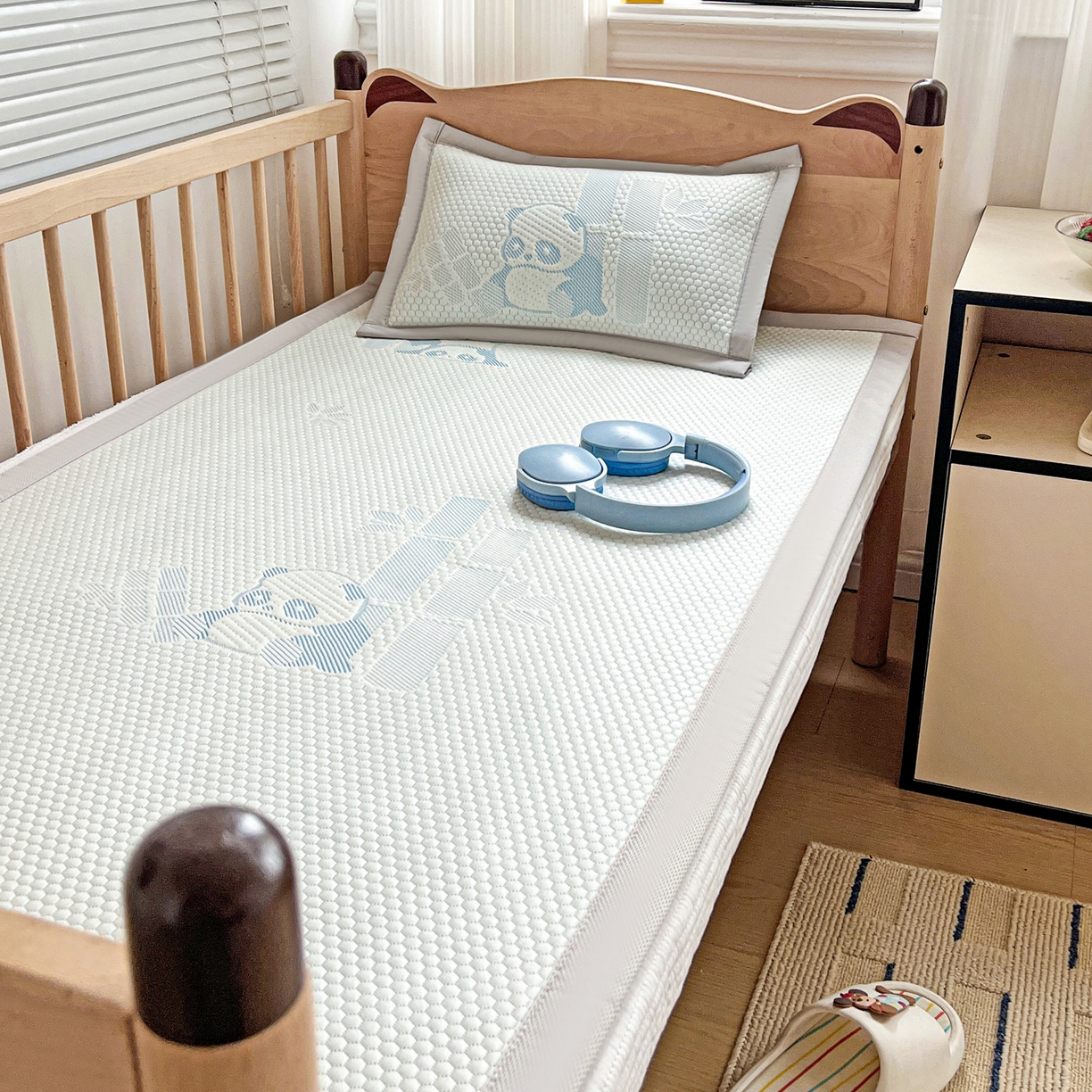 91家纺网 家纺一手货源 找家纺 富馨莱 2026年新款儿童幼儿园豆豆席凉席席子支持一件定制 熊猫嘟嘟-蓝