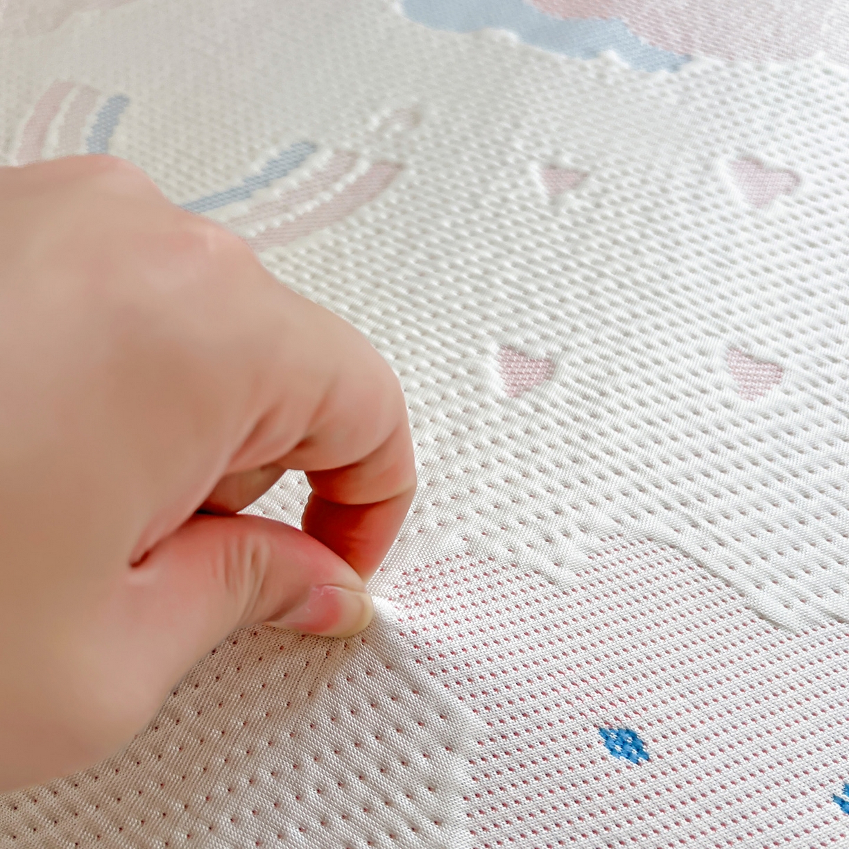 91家纺网 家纺一手货源 找家纺 富馨莱 2026年新款儿童幼儿园豆豆席凉席席子支持一件定制 爱心彩虹