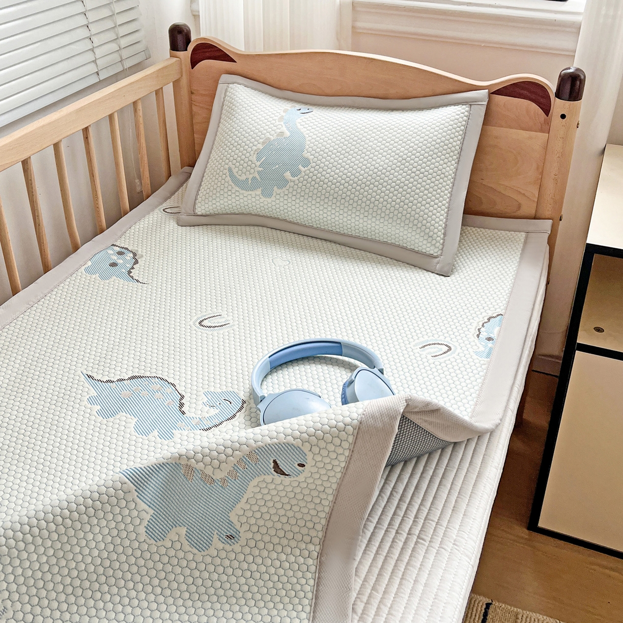 91家纺网 家纺一手货源 找家纺 富馨莱 2026年新款儿童幼儿园豆豆席凉席席子支持一件定制 小恐龙