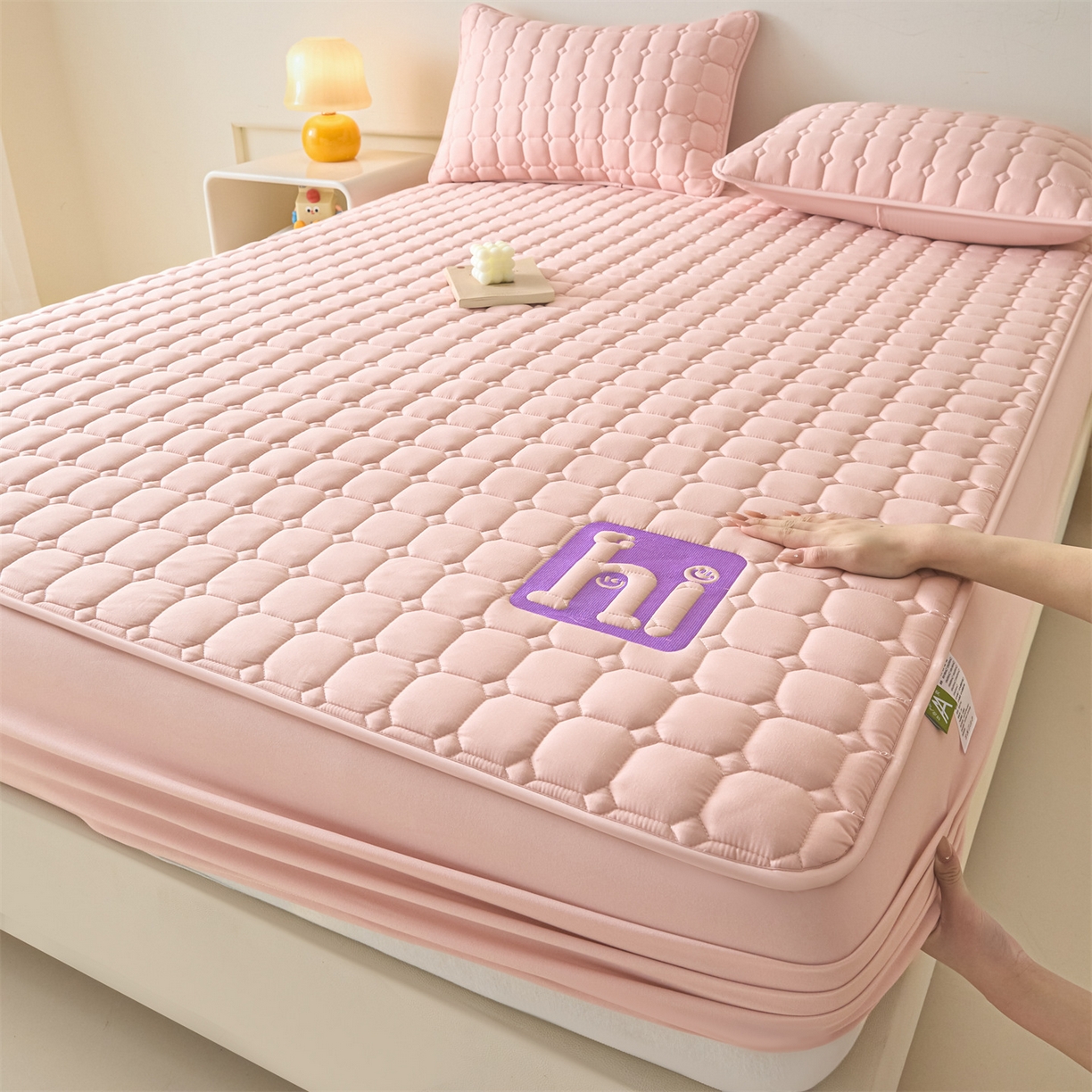 91家纺网 家纺一手货源 找家纺 居眠 2026新款A类棉花夹棉防水床笠-Hi smile Hi smile-粉