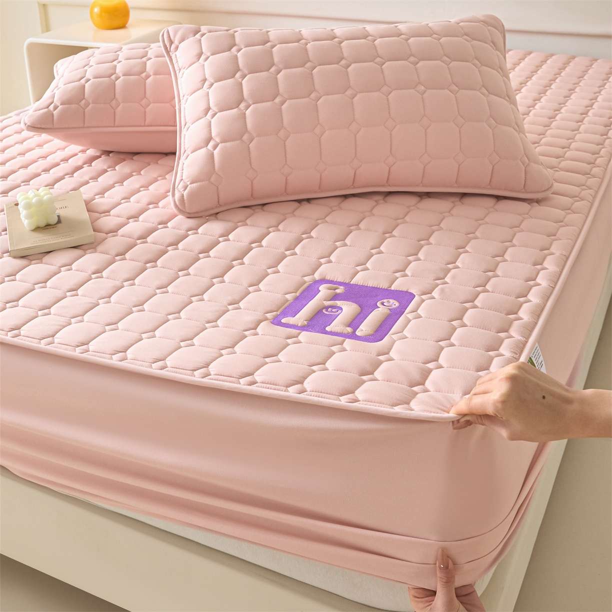 91家纺网 家纺一手货源 找家纺 居眠 2026新款A类棉花夹棉防水床笠-Hi smile Hi smile-粉