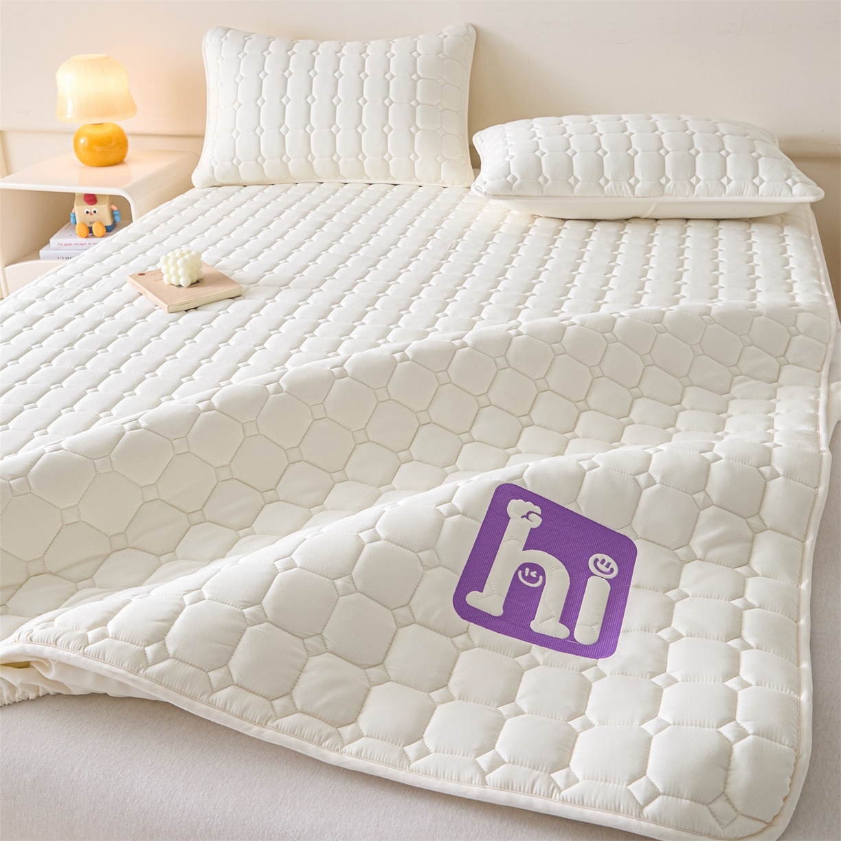 91家纺网 家纺一手货源 找家纺 居眠 2026新款A类棉花夹棉防水床笠-Hi smile Hi smile-白