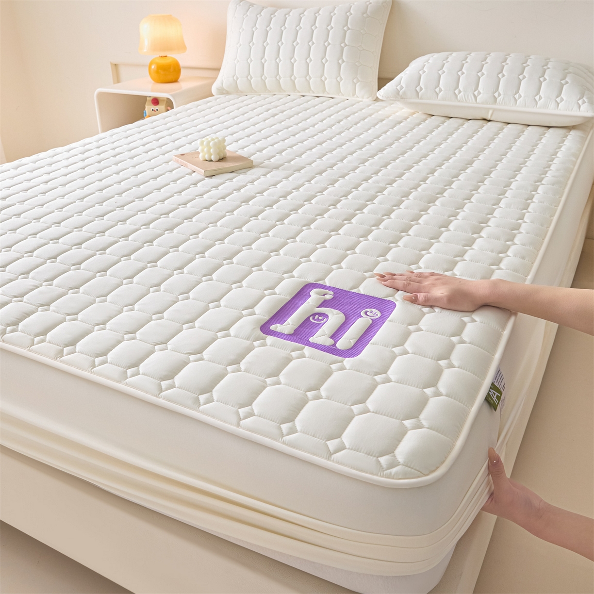 91家纺网 家纺一手货源 找家纺 居眠 2026新款A类棉花夹棉防水床笠-Hi smile Hi smile-白