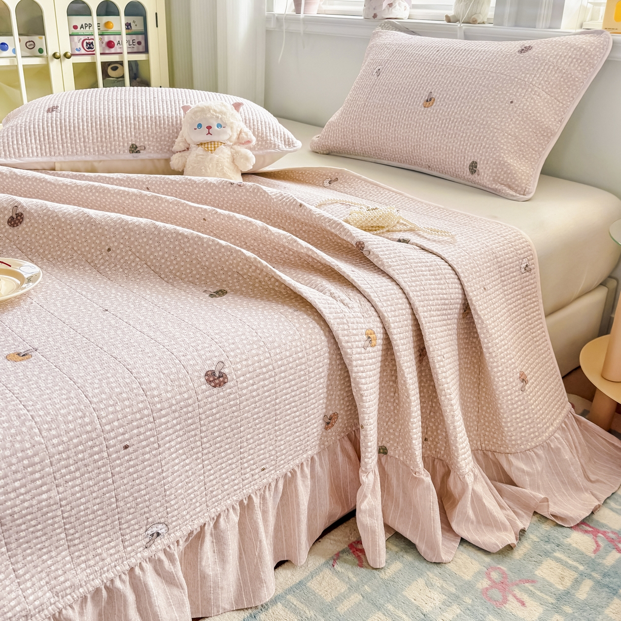 91家纺网 家纺一手货源 找家纺 （总）沁童儿童用品店 2026新款法式大花边全棉夹棉床盖加厚床单炕垫