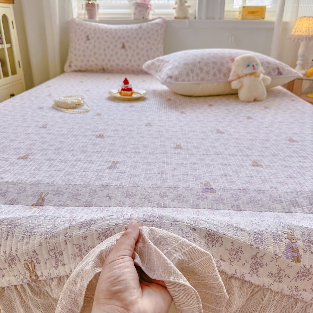 91家纺网 家纺一手货源 找家纺 沁童儿童用品店 2026新款法式大花边全棉夹棉床盖加厚床单炕垫 复古小兔咖