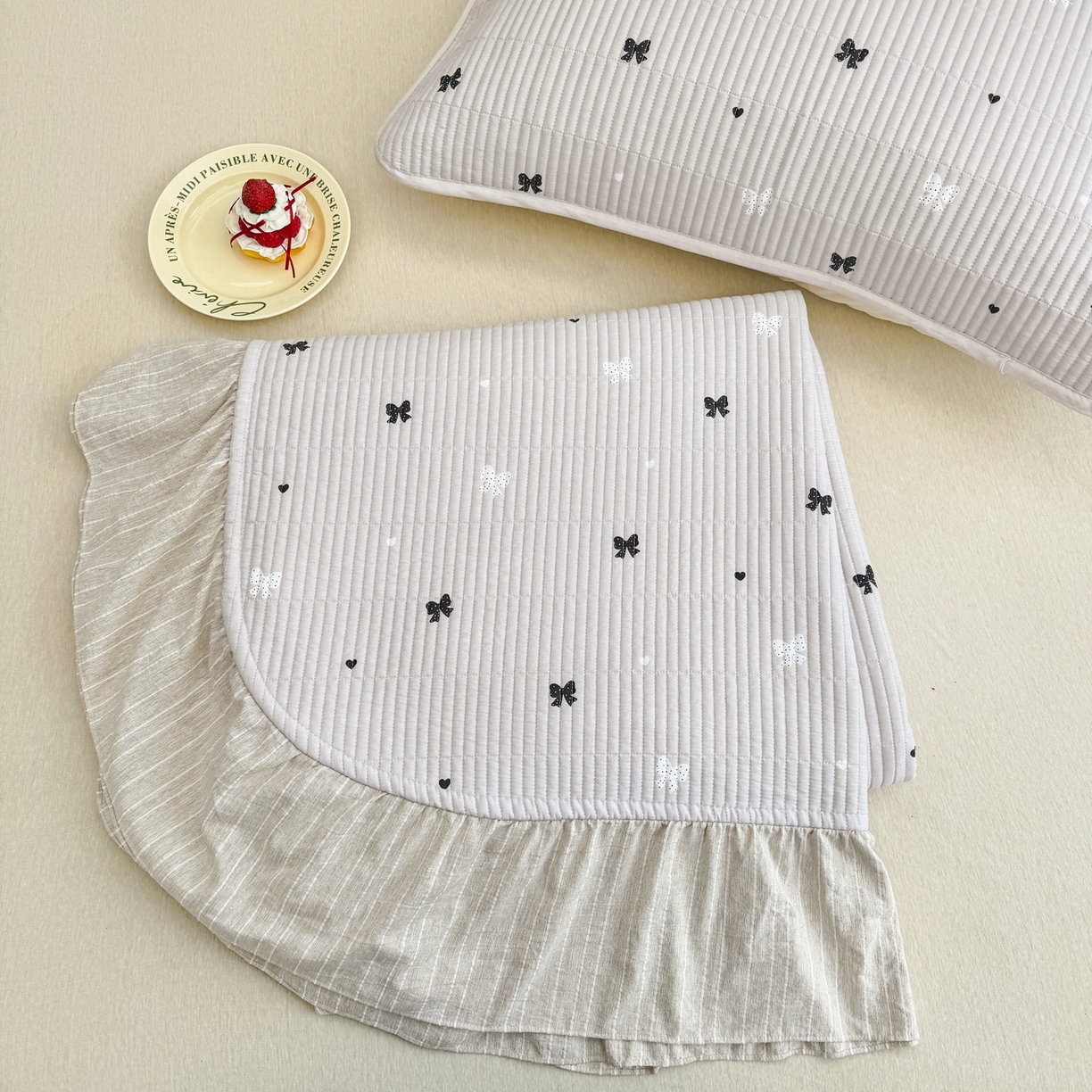 91家纺网 家纺一手货源 找家纺 （总）沁童儿童用品店 2026新款法式大花边全棉夹棉床盖加厚床单炕垫