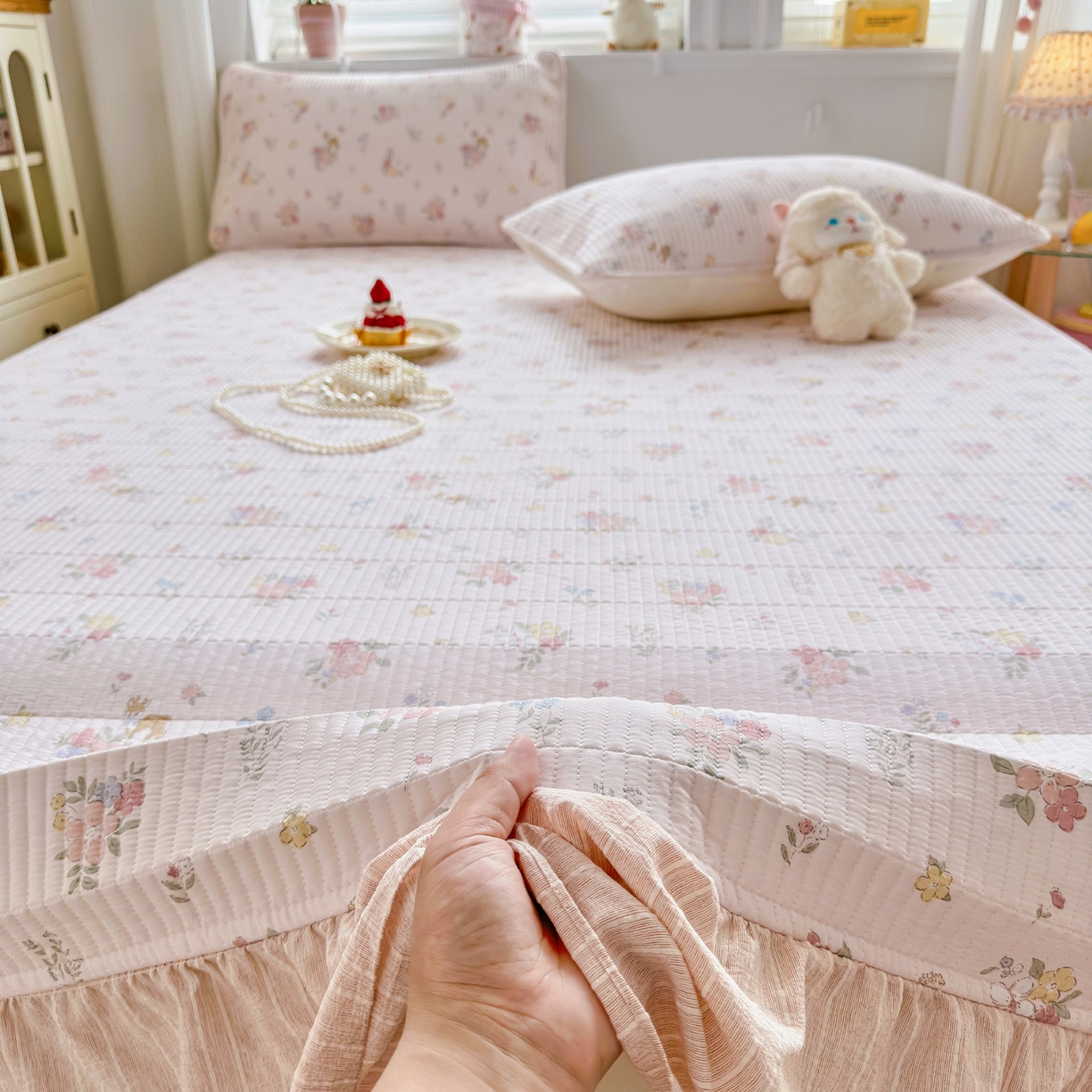 91家纺网 家纺一手货源 找家纺 沁童儿童用品店 2026新款法式大花边全棉夹棉床盖加厚床单炕垫 小花鹿粉