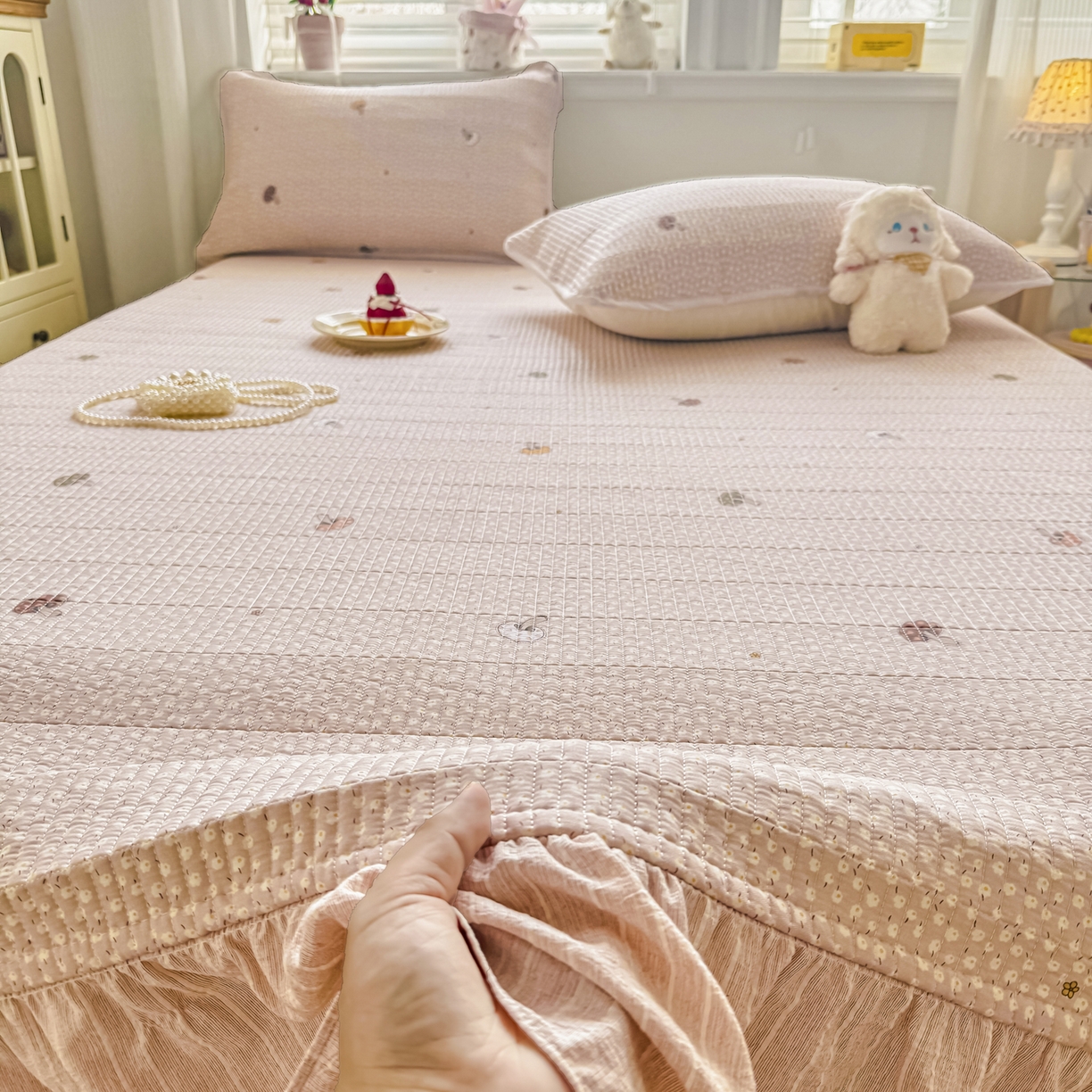 91家纺网 家纺一手货源 找家纺 沁童儿童用品店 2026新款法式大花边全棉夹棉床盖加厚床单炕垫 彩色蘑菇粉