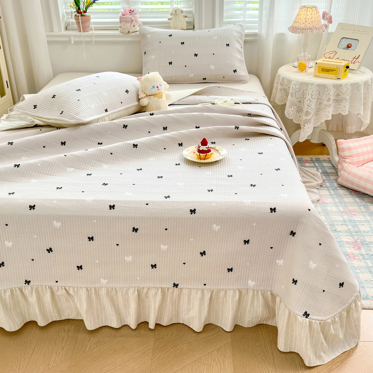 91家纺网 家纺一手货源 找家纺 沁童儿童用品店 2026新款法式大花边全棉夹棉床盖加厚床单炕垫 蝴蝶结咖